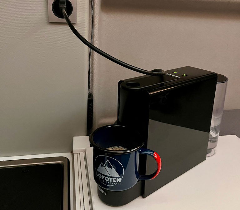 Nespresso Maschine auf der Küchenblock-Erweiterung im Grand California