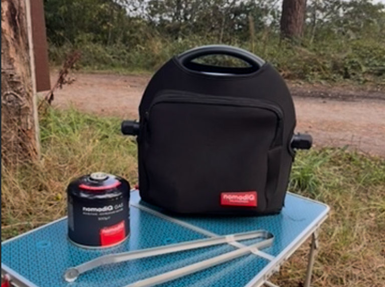 nomadiQ Gasgrill beim Camping neben dem Grand California