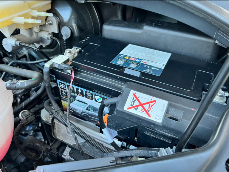 Batterie im Motorraum unseres Grand California 600