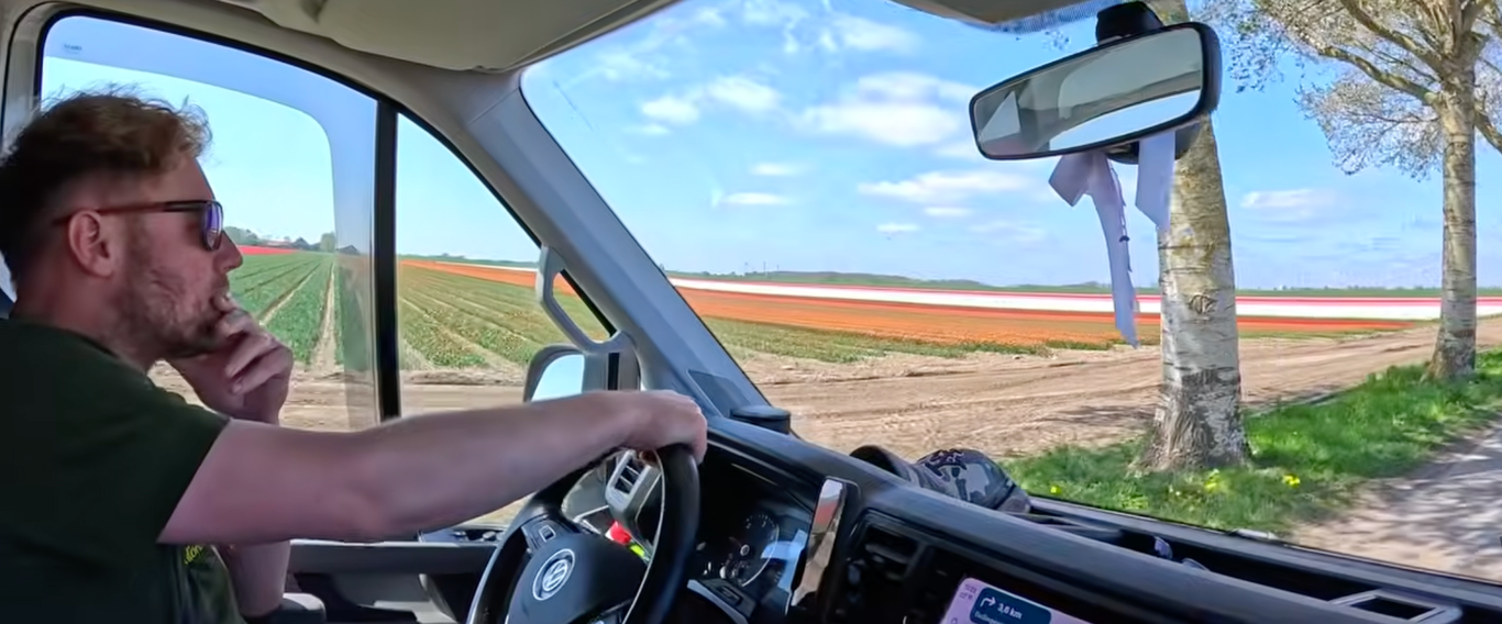 Fahrt mit dem Grand California entlang blühender Tulpenfelder in den Niederlanden