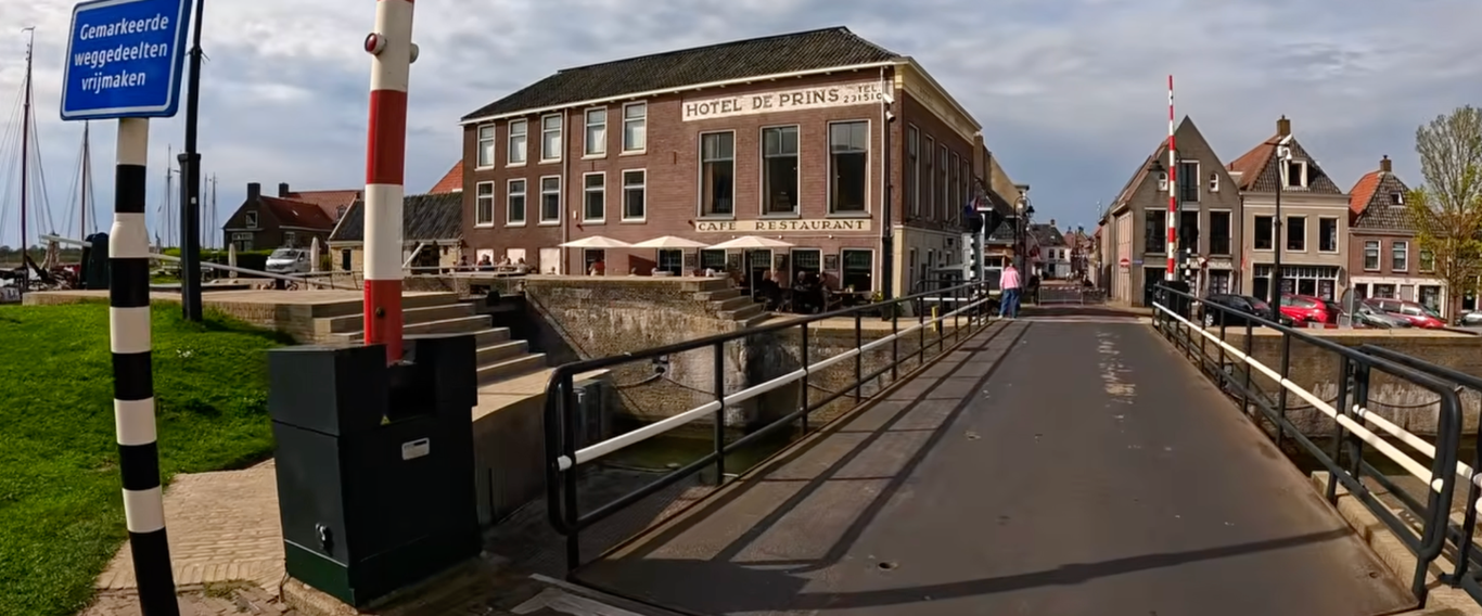 Historische Klappbrücke am Hafen von Makkum in den Niederlanden