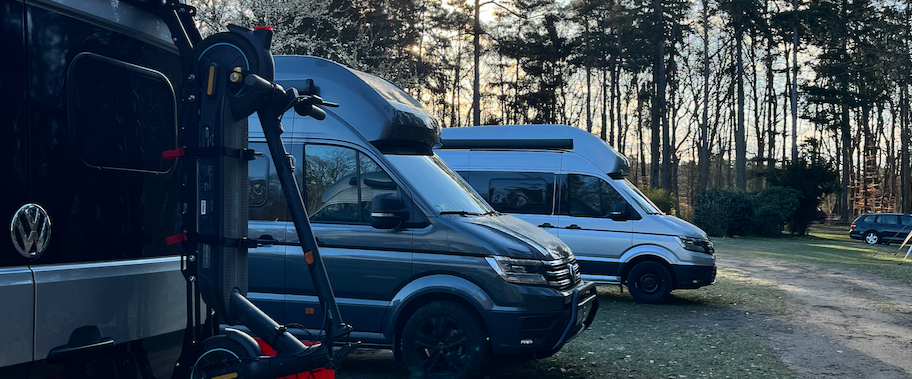 Drei Grand California 600 auf einem Campingplatz