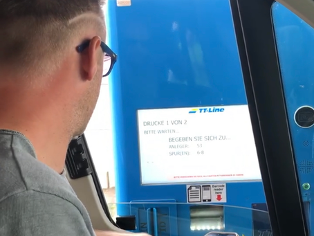 Marco im VAN am Check-In der Fähre nach Schweden