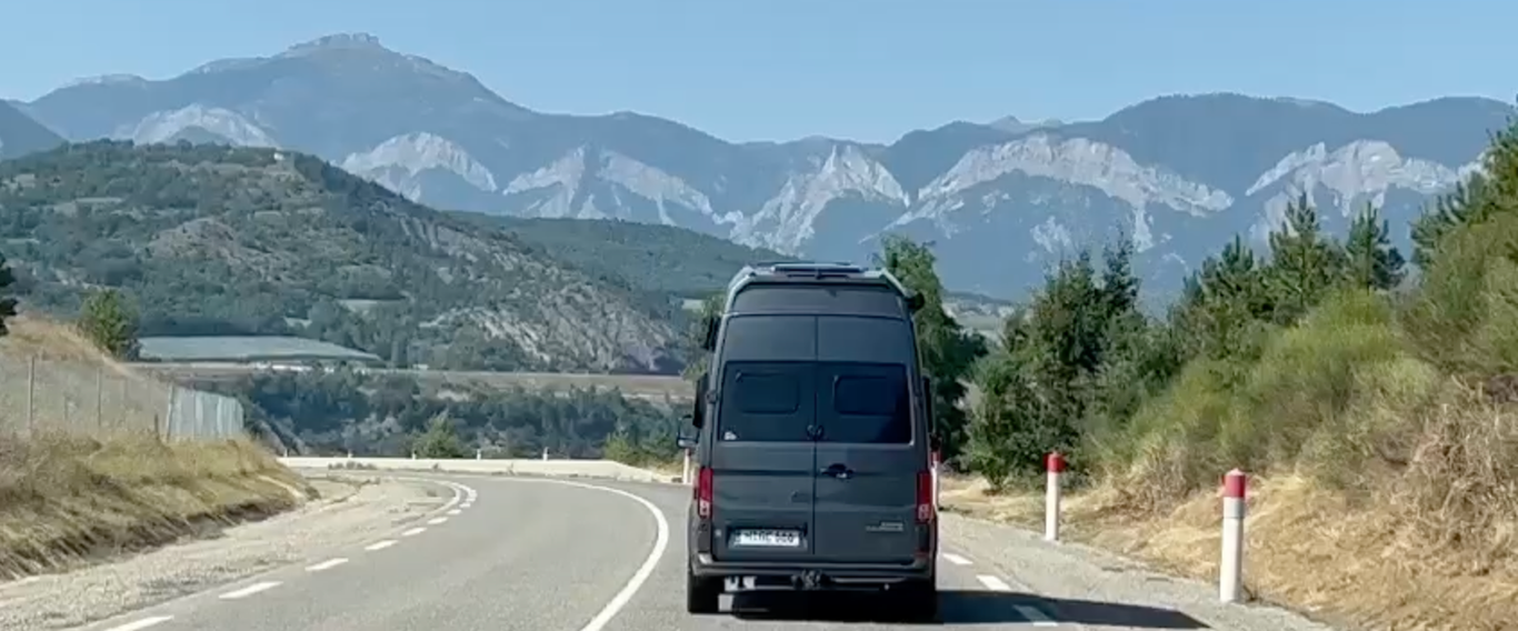 Zwei Grand California auf gemeinsamer Fahrt durch die französische Berglandschaft.