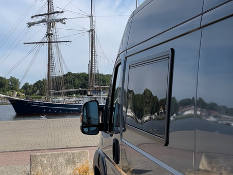 Pössl im Hafen mit Segelschiff