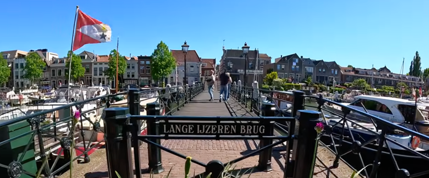 Lange IJzeren Brug über dem historischen Hafen von Dordrecht