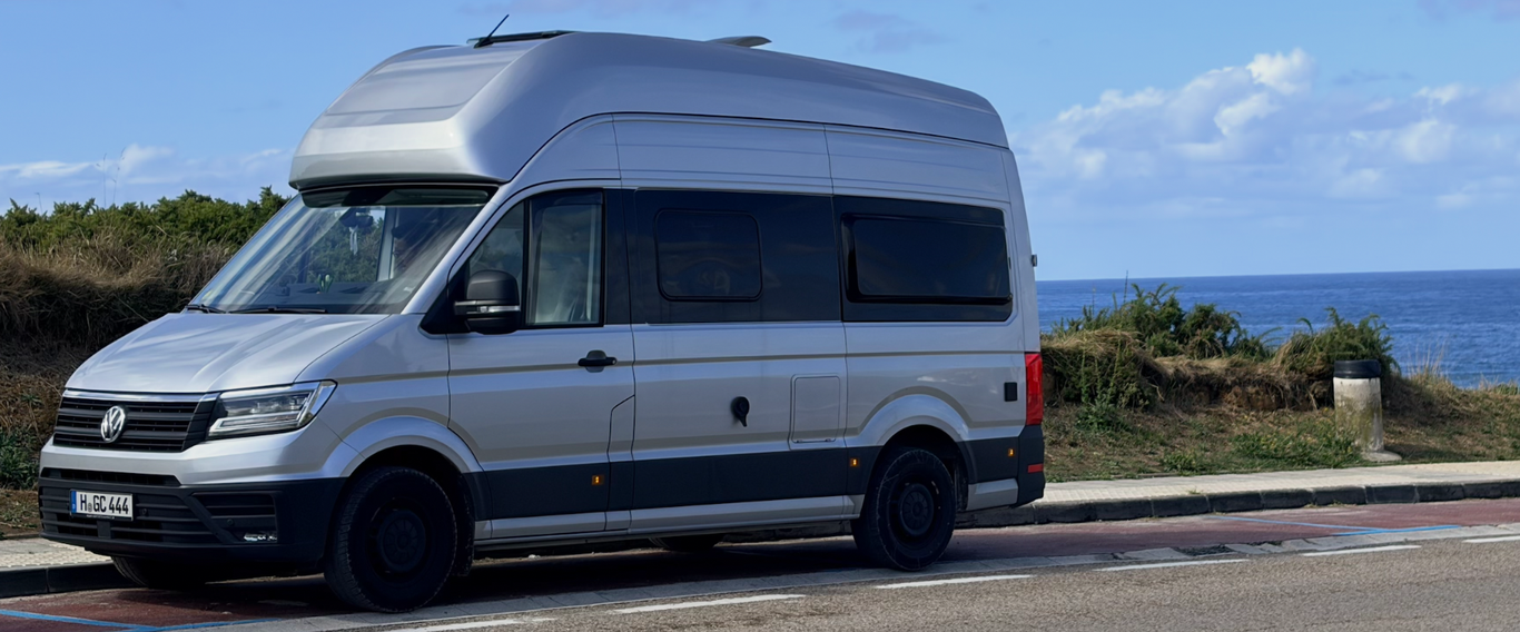 VW Grand California an der Atlantikküste in Galicien