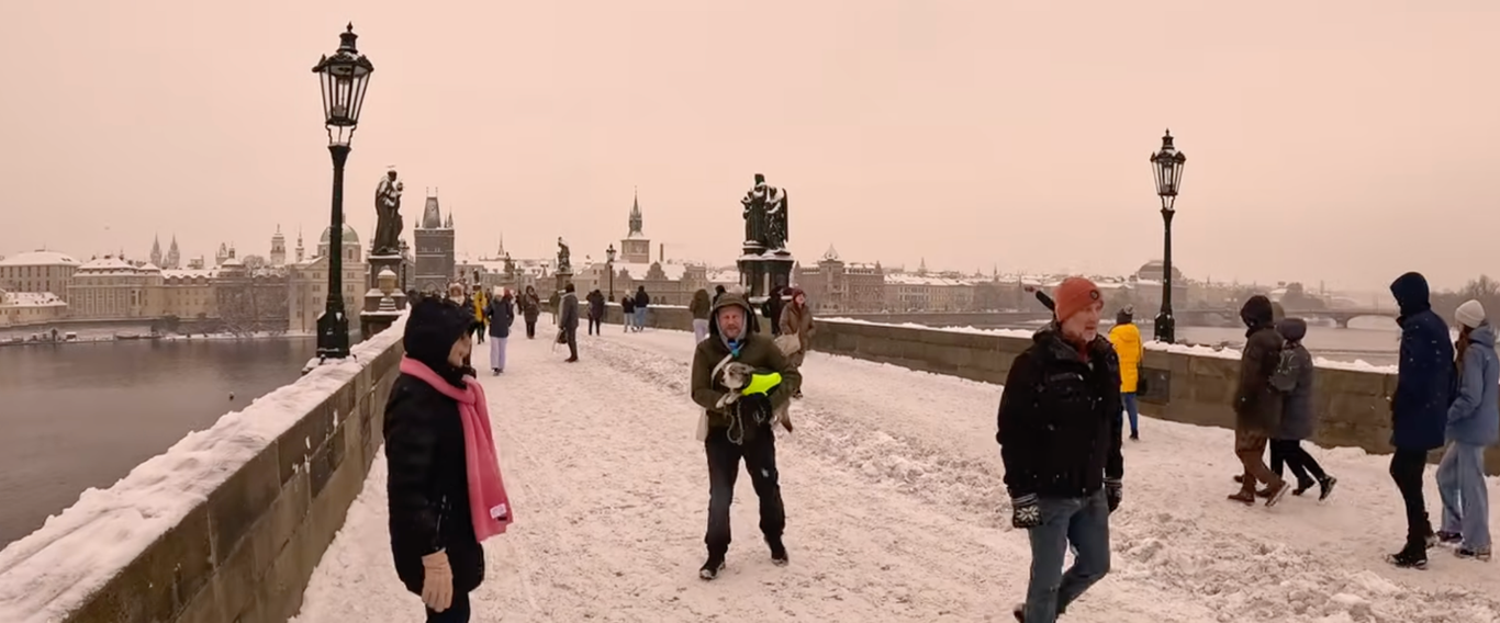 Winterlicher Spaziergang mit Skadi auf der verschneiten Karlsbrücke in Prag