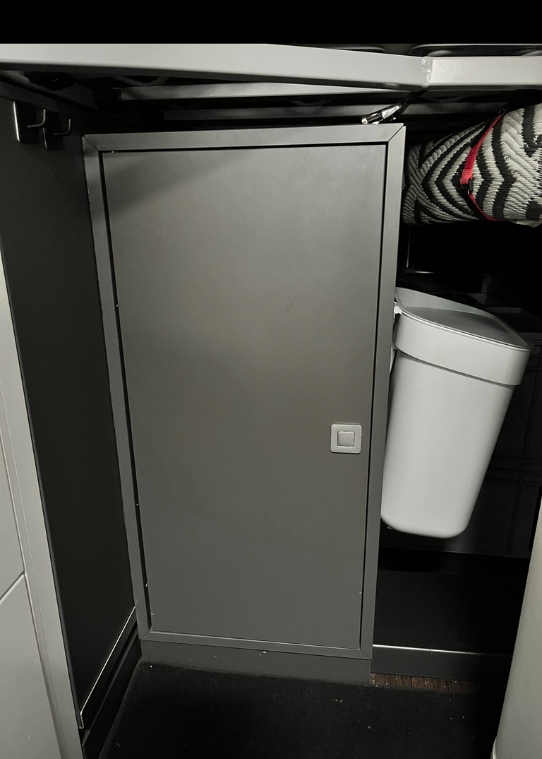 Zeigt den eingebauten Zusatzschrank unter dem Bett in geschlossenem Zustand