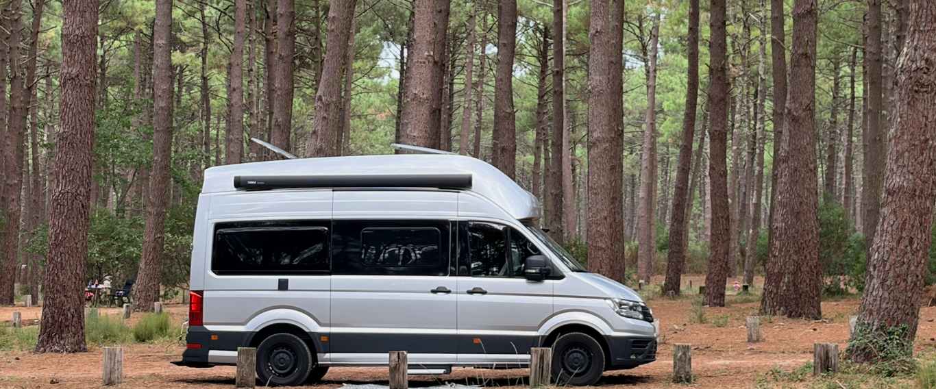 Grand California auf einem Stellplatz im Pinienwald in Frankreich