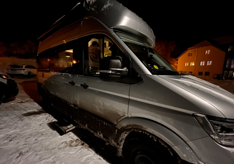 VW Grand California beim Wintercamping am Fuße des Riesengebirges bei minus 18 Grad
