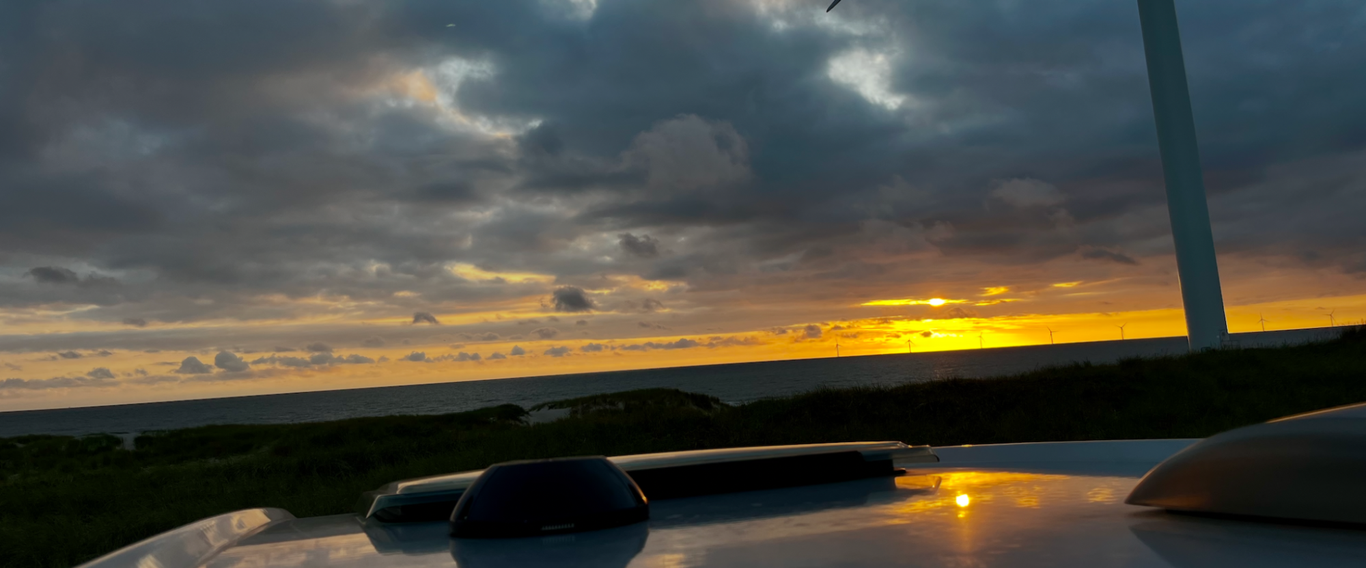 VW Grand California auf einem Stellplatz in den Dünen von Hvide Sande an der dänischen Nordseeküste