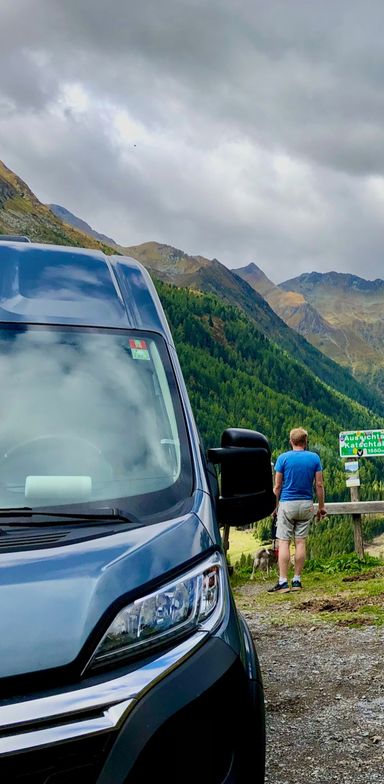 Van von vorne in den schweizer Alpen.