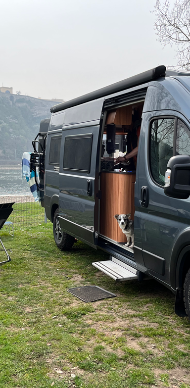 Wohnmobil mit offener Schiebtüre, Skadi schaut in die Kamera