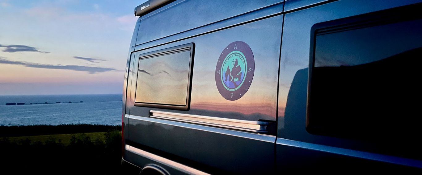 VANTERTAINMENT® Campervan bei Sonnenuntergang mit Blick auf den Ärmelkanal