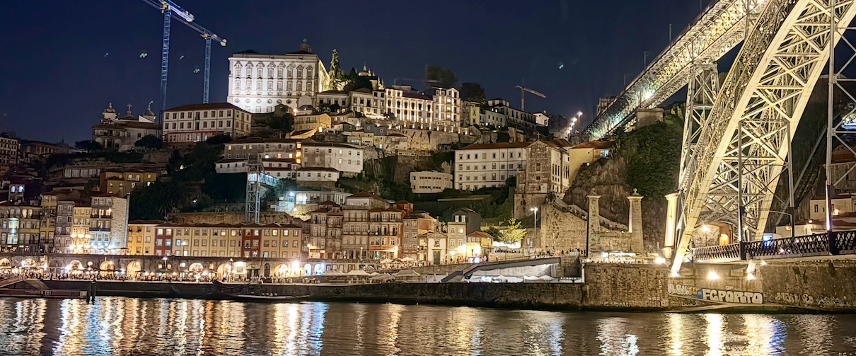 Porto bei Nacht mit der beleuchteten Ponte Dom Luís I