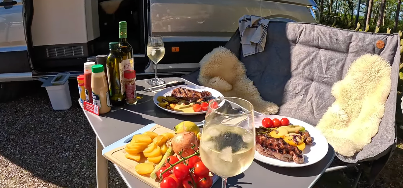 Gedeckter Campingtisch vor unserem Grand California
