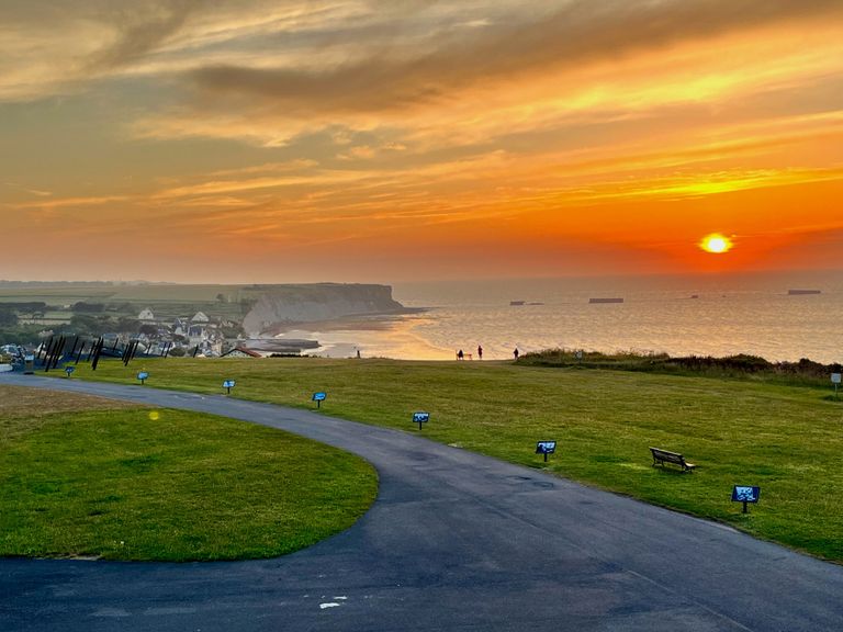 Wohnmobil an der Küste der Normandie mit Blick auf den Ärmelkanal