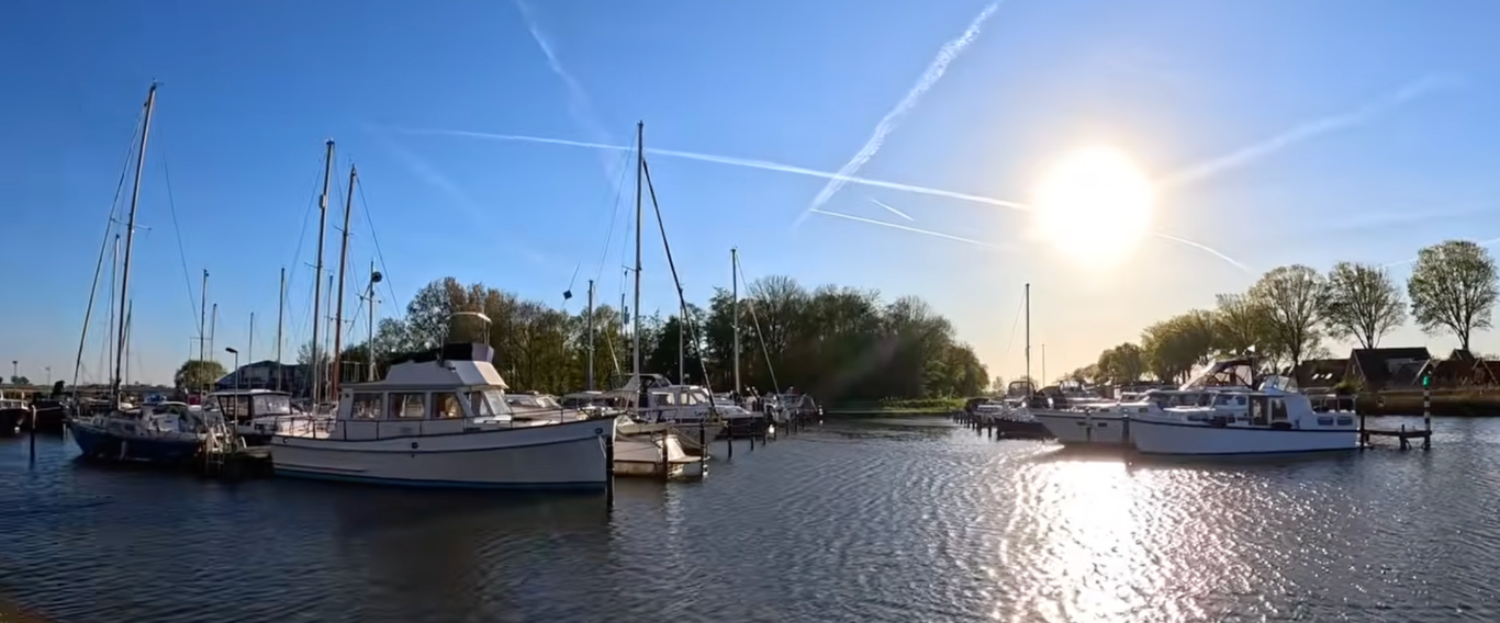 Sonniger Yachthafen während unseres Frühlings-Roadtrips durch die Niederlande