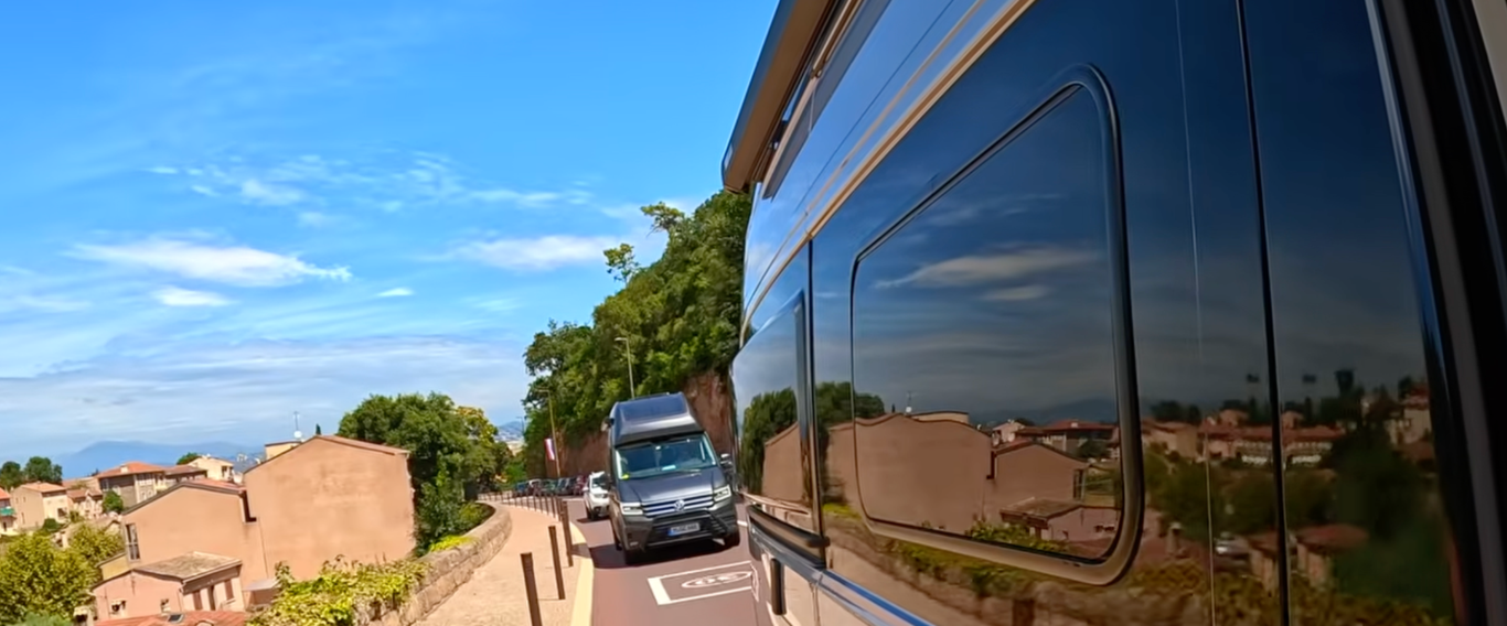 Zwei Grand California auf einer Küstenstraße während des Roadtrips am Mittelmeer.