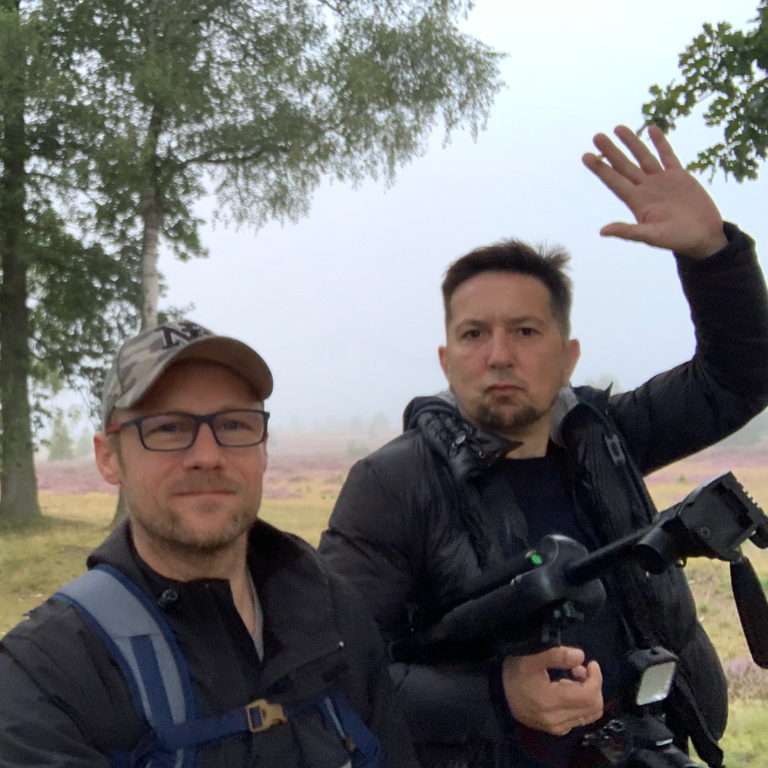 Marco und Nick wandern durch die Lüneburger Heide, Nick winkt in die Kamera