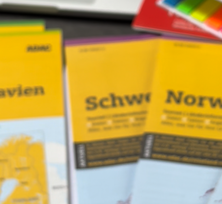 Zeigt verschwommene gelbe Landkarten vom ADAC