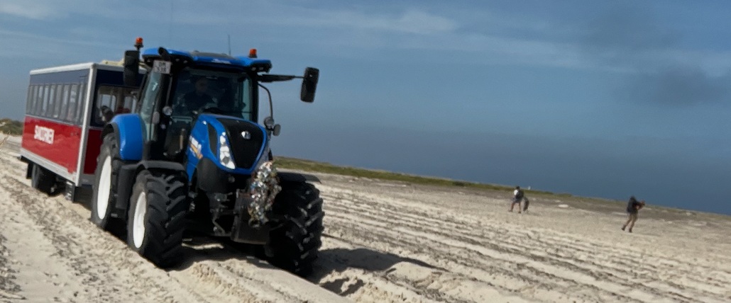 Sandormen-Traktor am Strand von Grenen bei Skagen im Norden Dänemarks