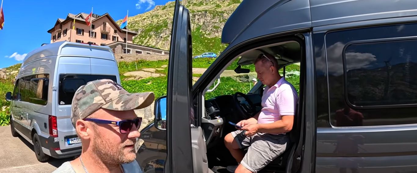 Marco und Stefan mit zwei Grand California 600 auf dem Gotthardpass in der Schweiz.