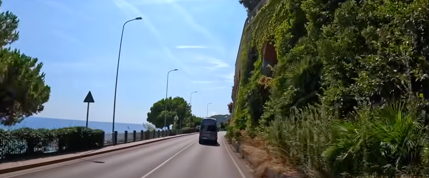 Blick aus dem Grand California auf den zweiten Camper entlang der ligurischen Küste.