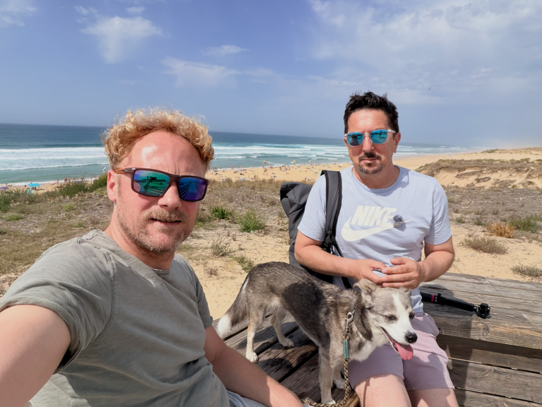 Nick und Marco mit Hündin Skadi an der Atlantikküste