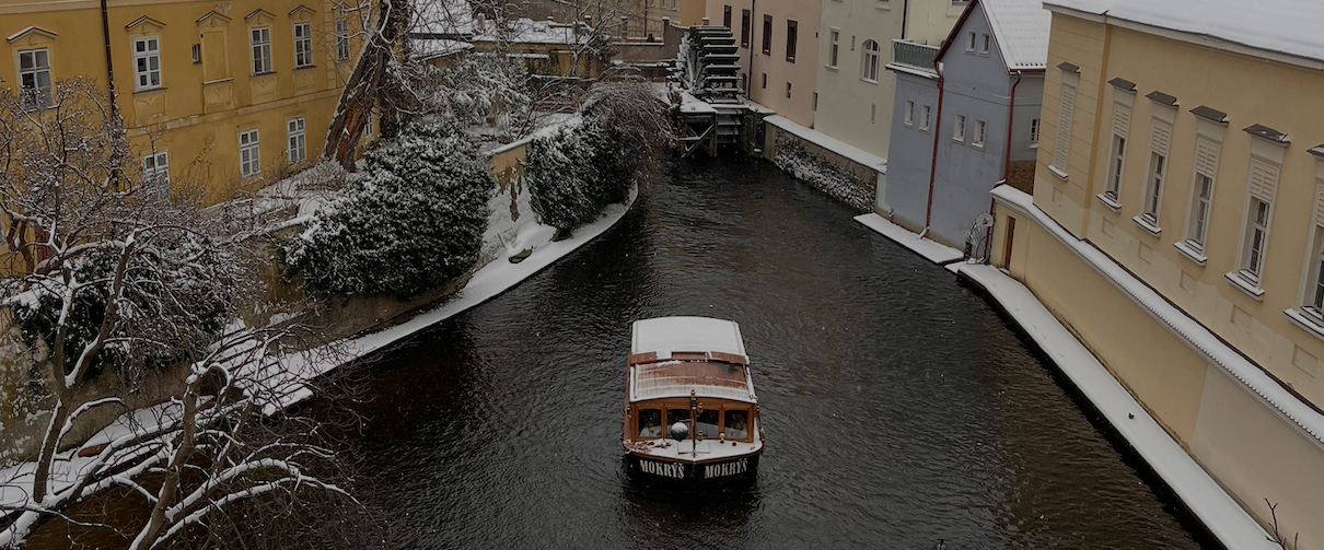 Verschneiter Čertovka-Kanal an der Kampa-Insel in Prag im Winter